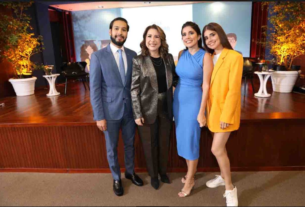 Frakn Valenzuela, Jacqueline Viteri, Claudia y Raqueli Contreras Viteri