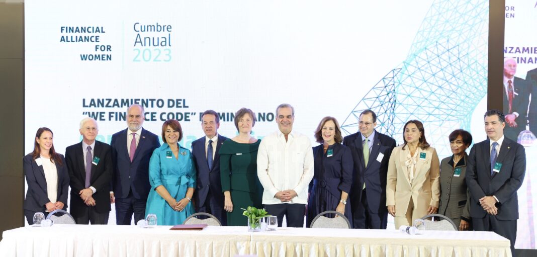 El presidente Luis Abinader junto a sectores firmantes del acuerdo junto al