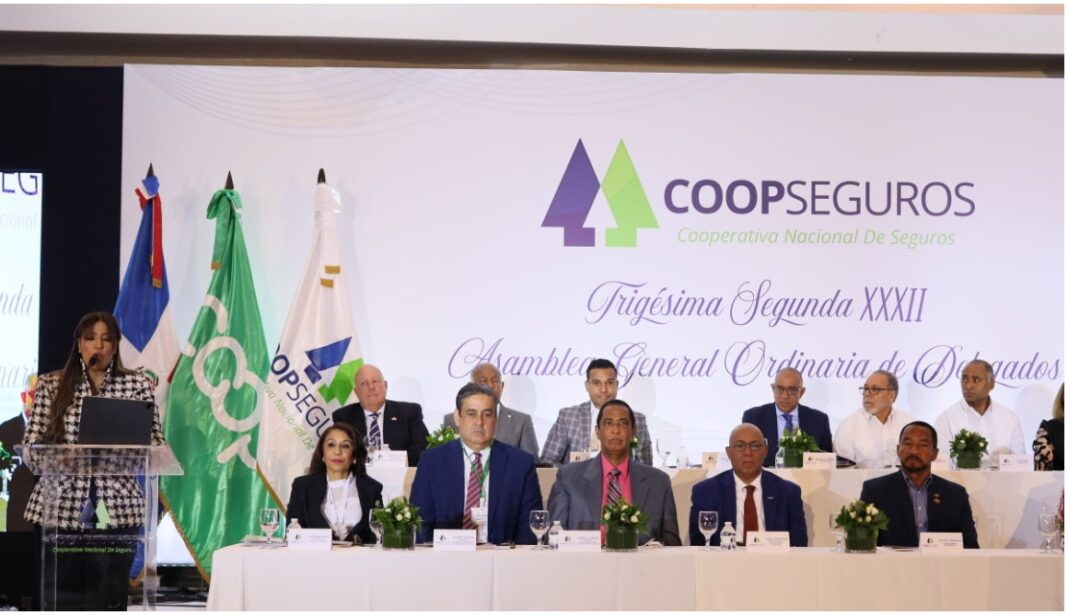 La licenciada Ruth Soto Baez,CEO de COOPSEGUROS, presenta sus informes ante la XXXIII Asamblea Genefal Ordinaria de Delegados 202 2023. (1)