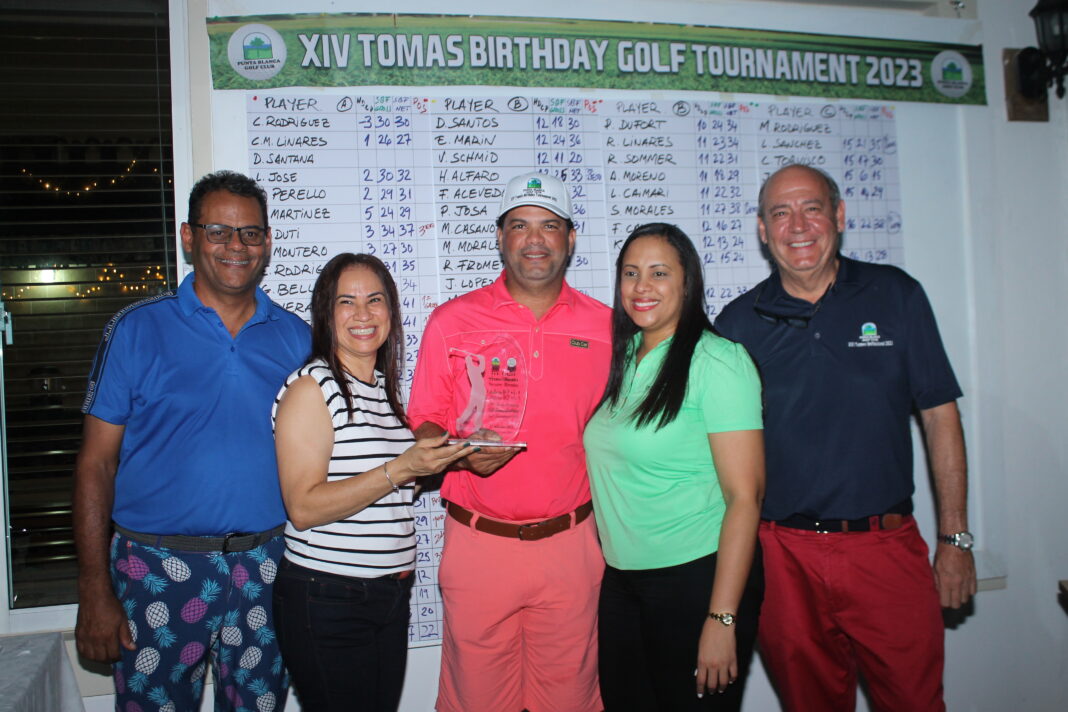 Desde la izquierda Tomás Mercedes, Alba Then, George Veras (campeón), Angelina Taveras y Antonio Ramis