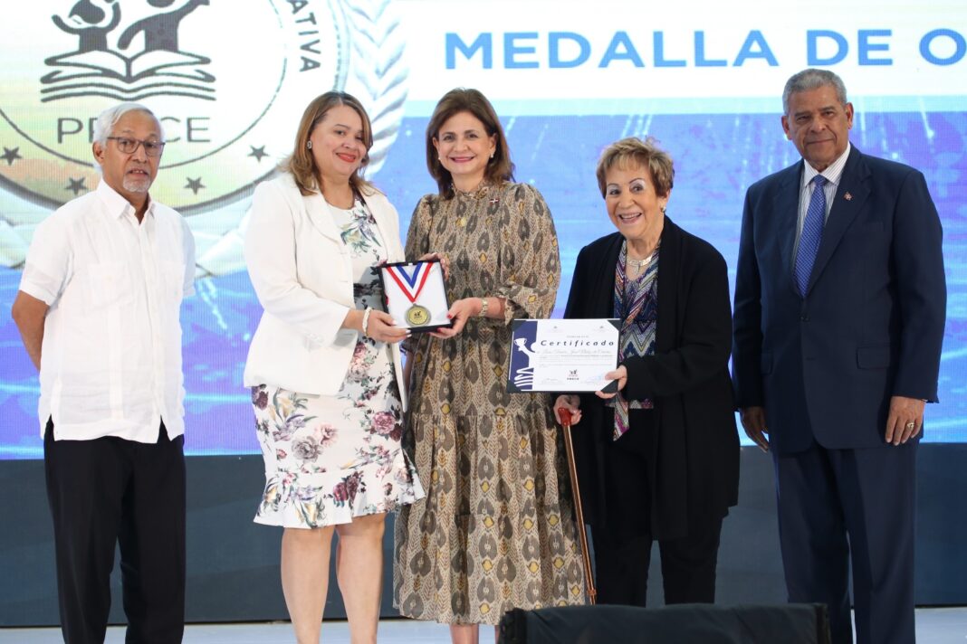 Gobierno reconoce a 13 instituciones educativas durante primera versión del Premio a la Calidad Educativa