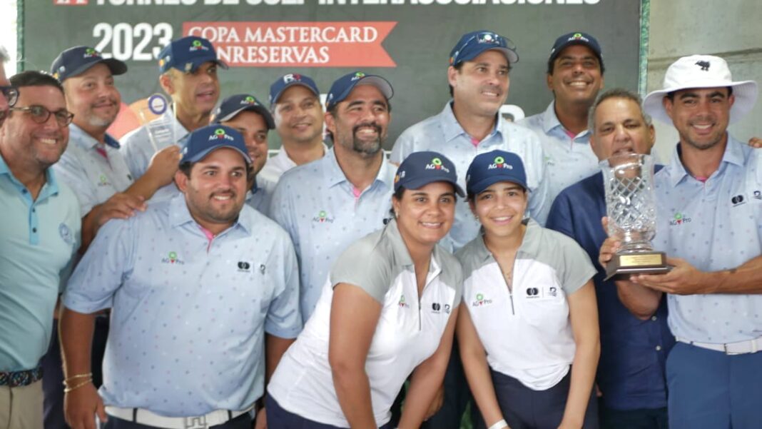 Los jugadores y directivos de Agopro celebran su triunfo. Premió el presidente de Fedogolf, Enrique Valverde y el secretario Edmundo Gracia