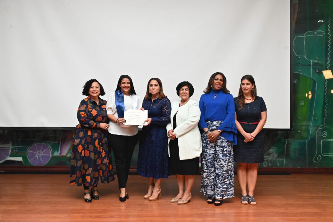 Ministerio de la Mujer certifica 378 profesionales instituciones públicas