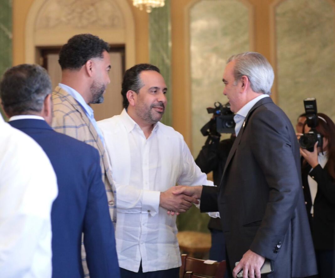 El director del Inefi, Alberto Rodríguez Mella, saluda este martes en el Palacio Nacional al presidente Luis Abinader