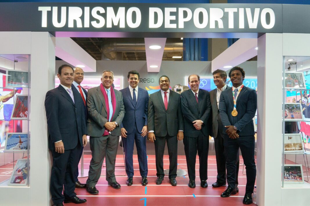El ministro de Turismo David Collado junto al presidente de CRESO, Felipe Vicini_ José Monegro, Manuel Estrella, Luis Mejía, Félix Sánchez, Adeury Corniel y David Llibre.