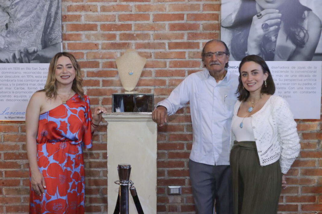 Gloria Reyes, directora general de Supérate junto al artesano Miguel Méndez y la diseñadora Mónica Valera presentando de la joya de Larimar Inicio