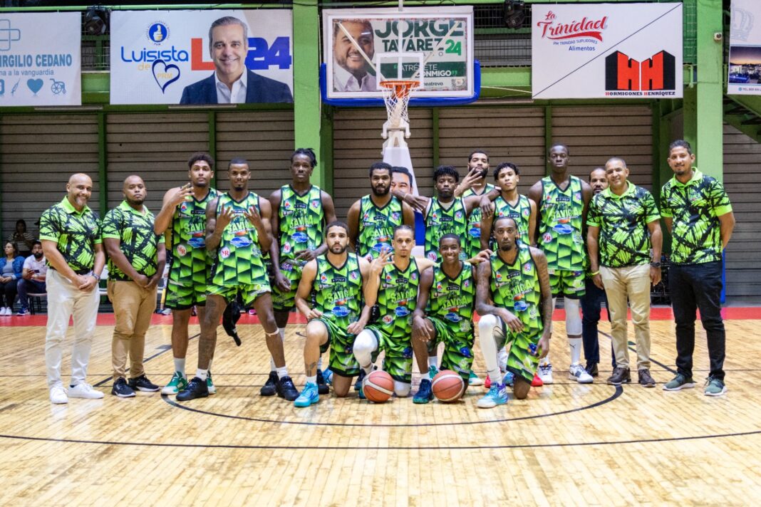 Integrantes del equipo superior del club Savica que conquistó su corona 13 en el torneo basket superior de Higüey