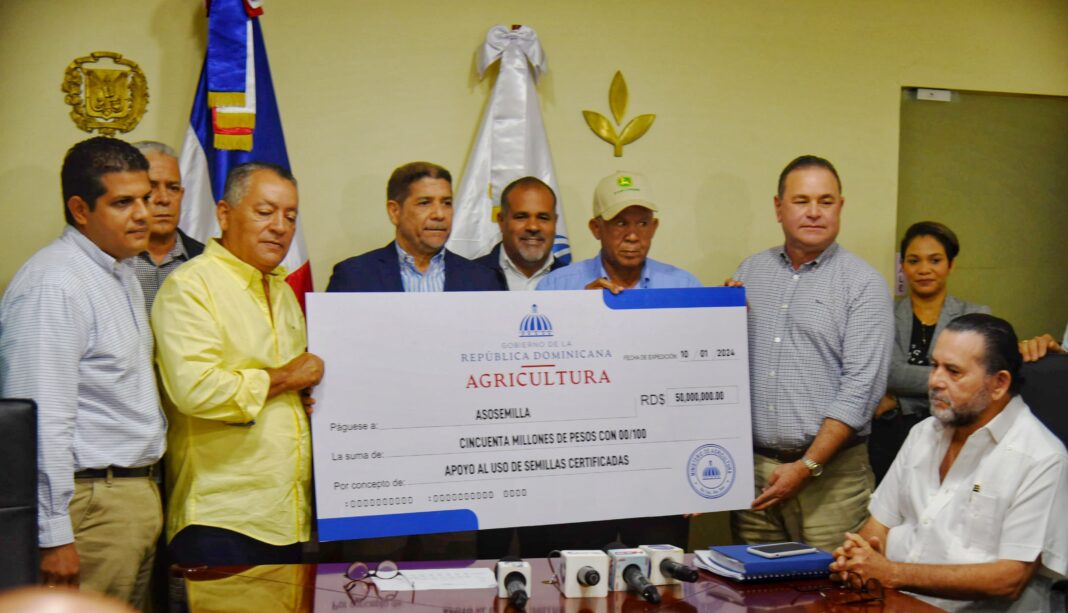 Ministro Agricultura entregó 50 millones