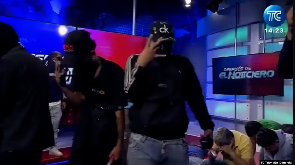 Momento en que un grupo de encapuchados, bien armado, entra un estudio del canal TC Televisión, en Guayaquil