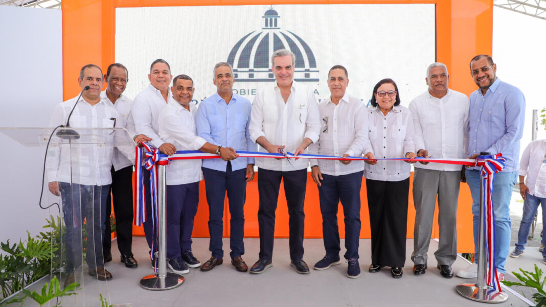 Presidente Abinader inaugura primer tramo carretero entre Barahona Enriquillo