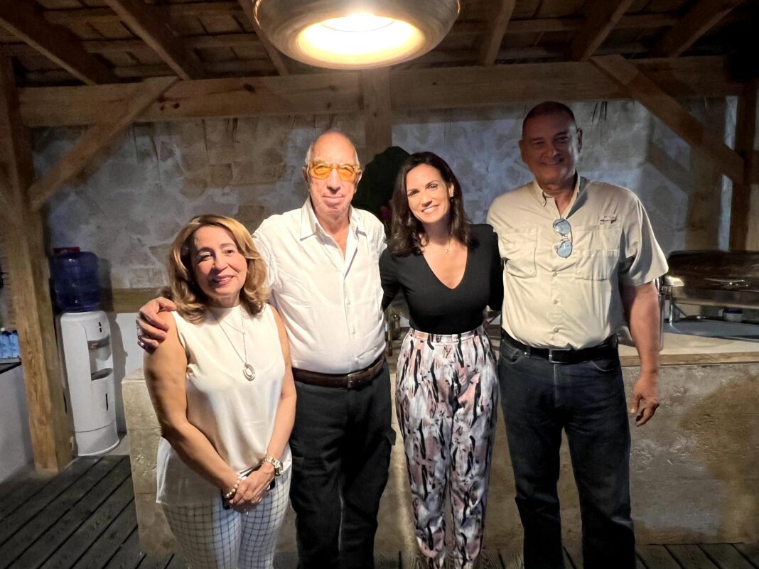 Denise Reyes, Gianni Paggiarin, Stephanie Balmir y Gary Hurtado