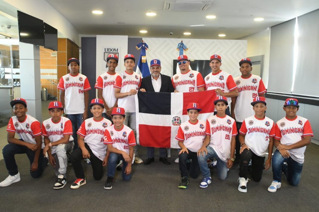 El Comisionado Nacional de Béisbol Junior Noboa entrega la Bandera Nacional al equipo dominicano que irá al Clasificatorio de la Serie Mundial Cal Ripken