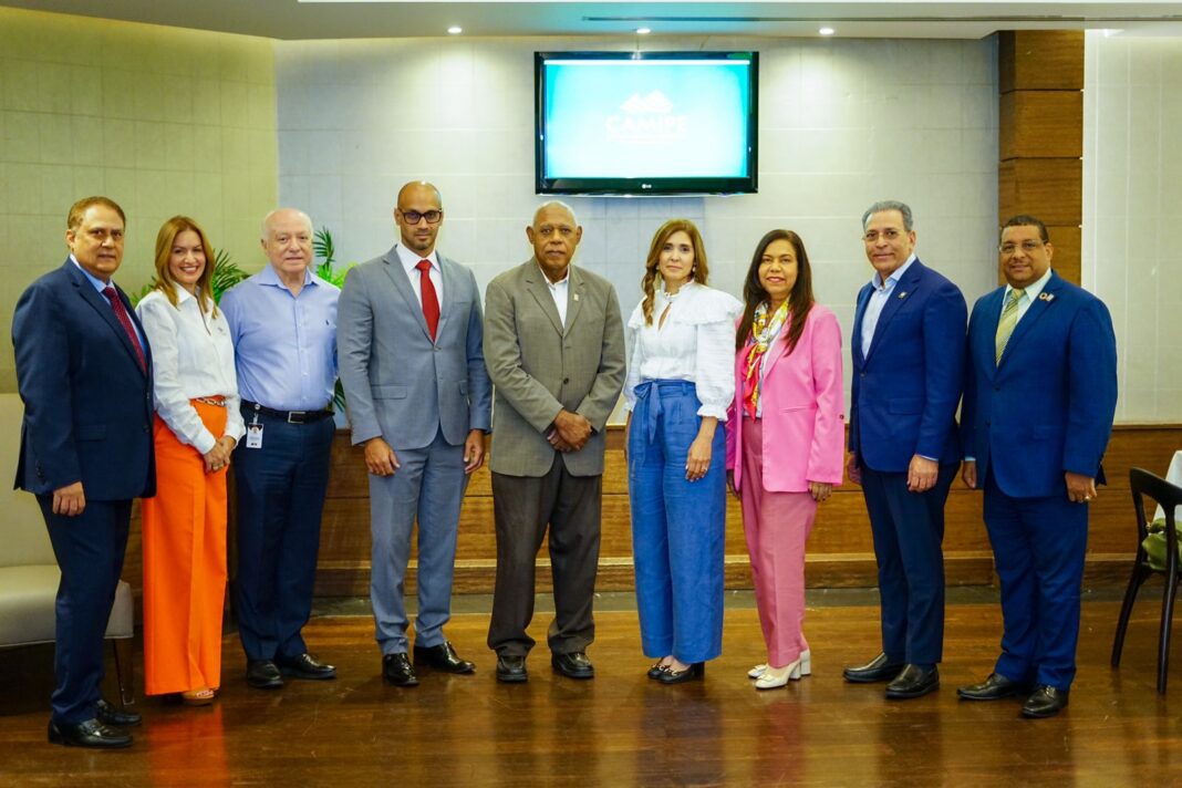 Encuentro entre Consejo Directivo Cámara Minera y Consejo Directivo de la Academia de Ciencias