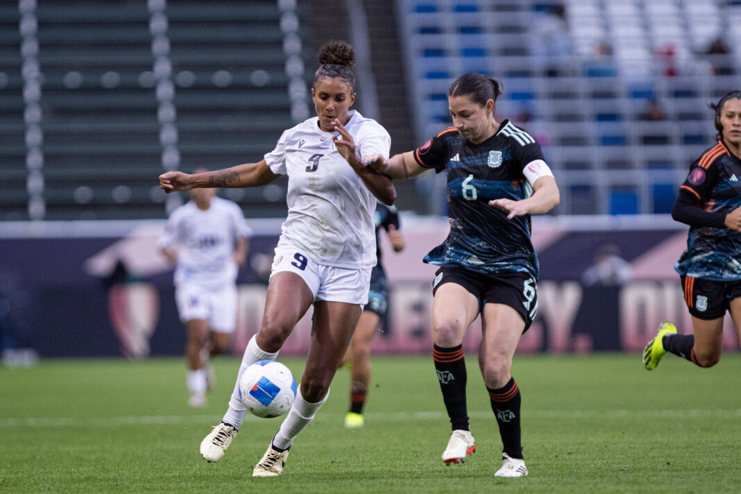 Mía Asenjo, delantera de la Selección Dominicana de Fútbol