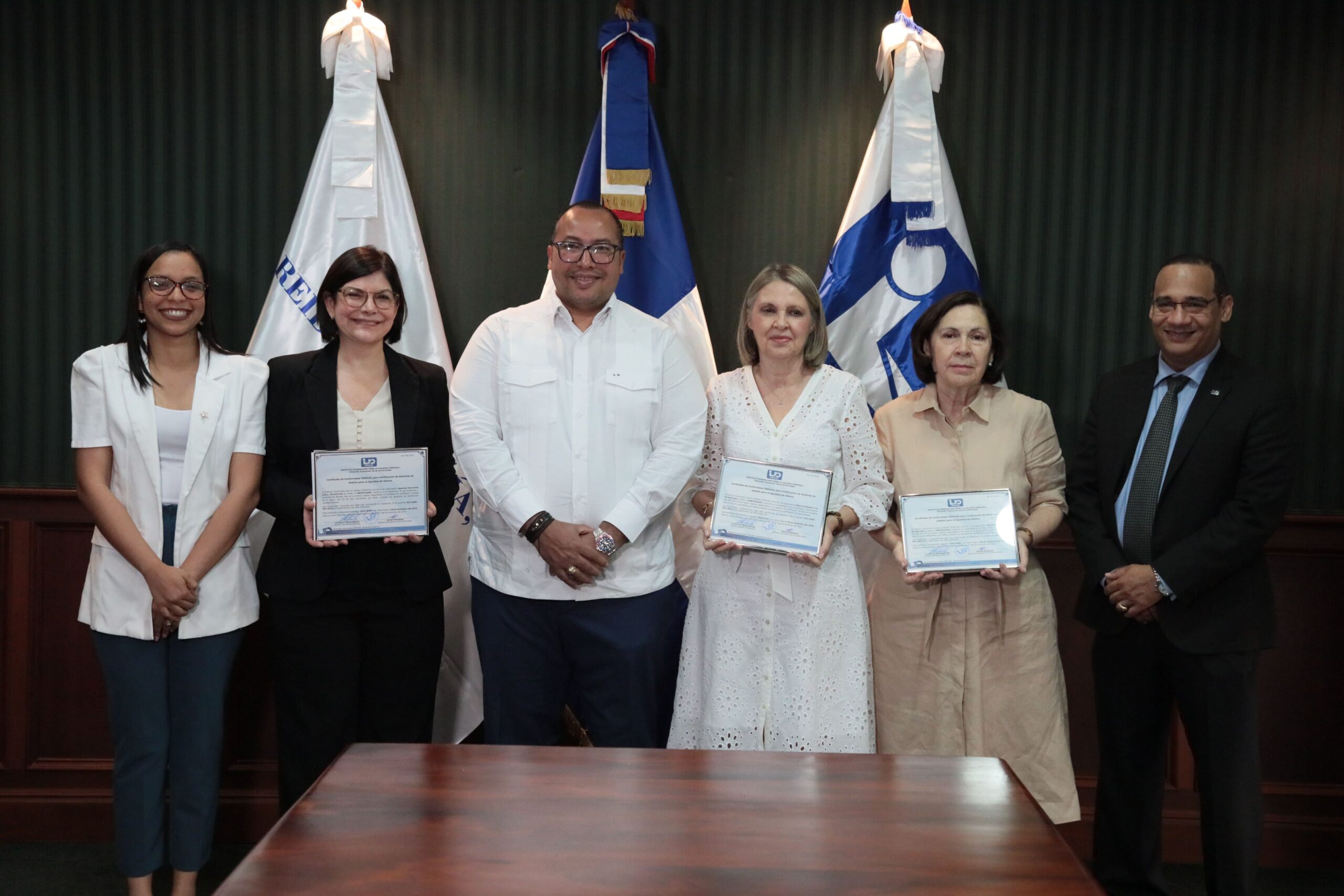 Pamela Del Rosario, Clara Santa Cruz, Lorenzo Ramírez, Clara Reid, Georgia Anne Reid y Jhoan Regalado