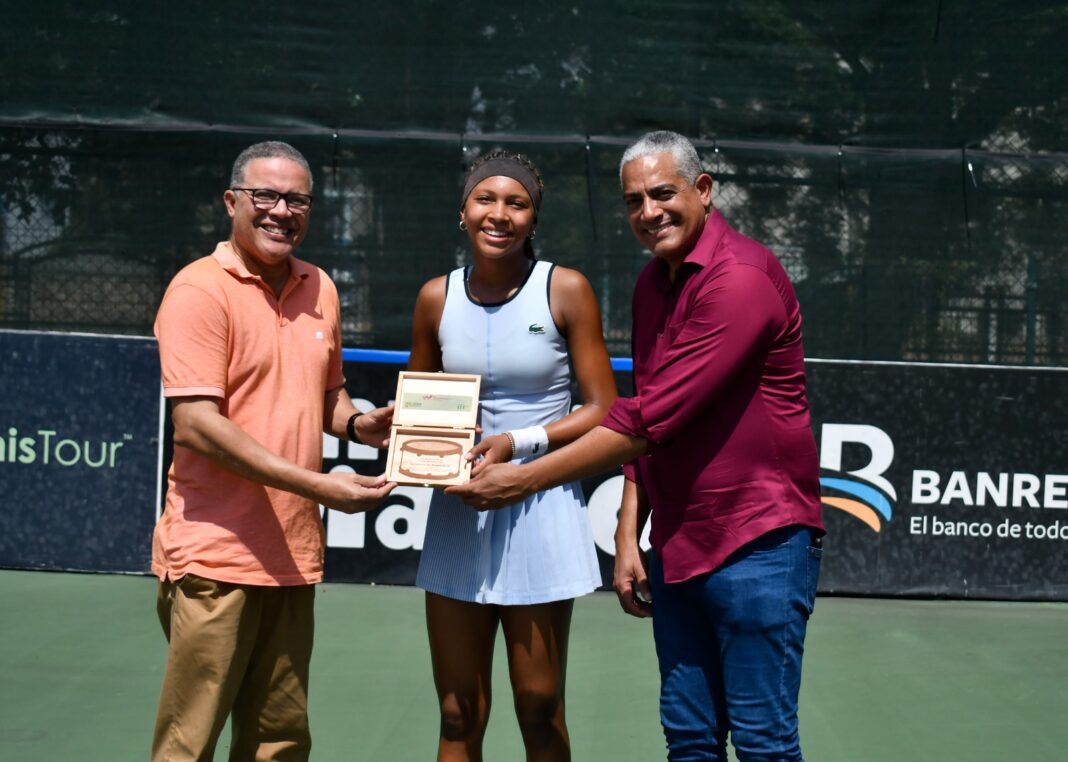 Thea Frodin, la campeona de sencillos de la Copa Merengue, premiada por Alexis Alcántara, tesorero de Fedotenis y Odalis De la Cruz, del Club de Aduanas