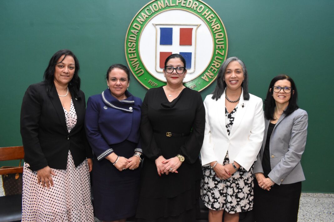 Bianka Pérez, Helen Voutsinas, Llinet Magdalena Rosado, Lourdes M. Ventura y Rita Mellaa