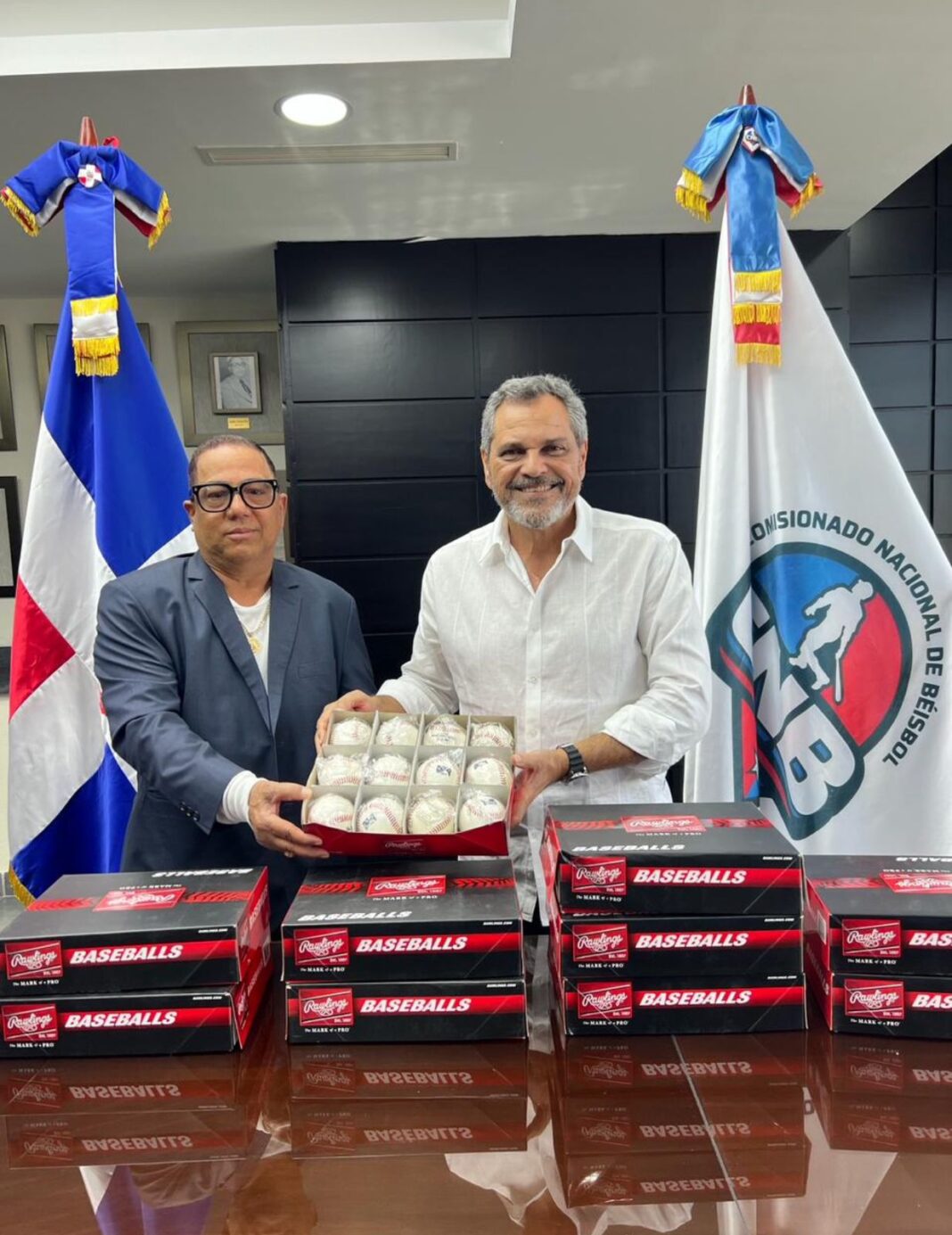 El Comisionado Nacional de Béisbol Junior Noboa al momento de entregar varias cajas de pelotas a Cristian Pimentel, presidente de la Asociación de Béisbol de la Provincia Santo Domingo, entidad que dará