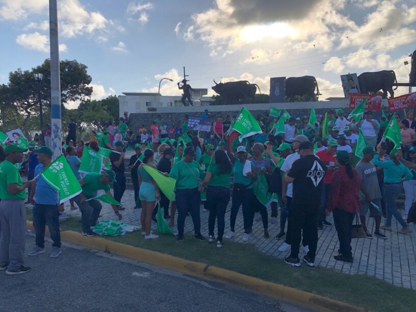 Mujeres protestan en Santo Domingo Este por el alto costo de la vida, la carestía de la canasta familiar y los servicios básicos