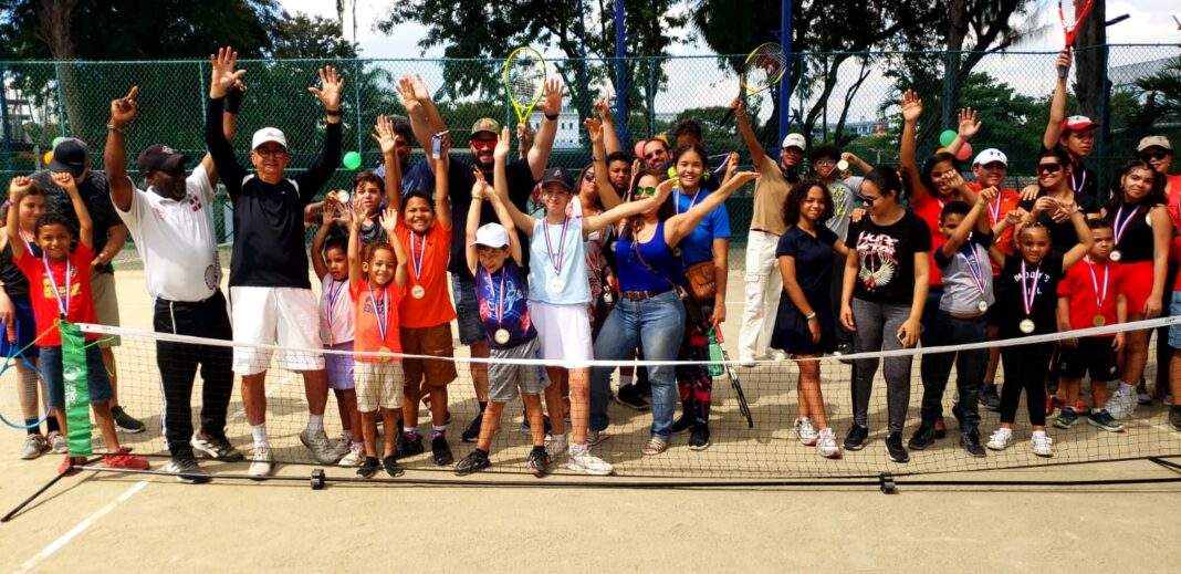 Niños menores de 10 años participantes del IV Festival de Colores de Fedotenis