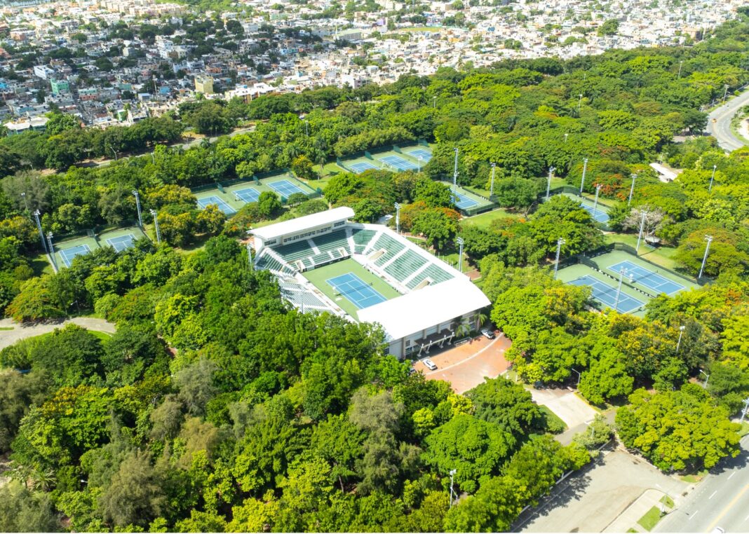 Vista desde arriba de las canchas de tenis del Centro Nacional de Tenis del Parque del Este