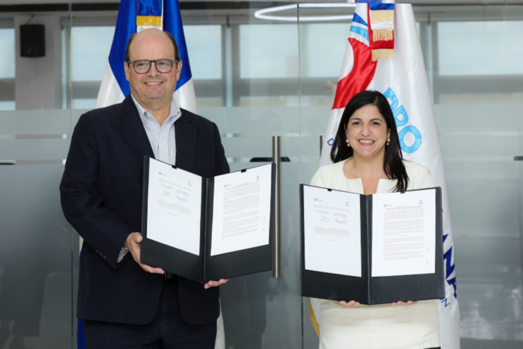 Antonio Ramos, vicepresidente de la CCPSD, Biviana Riveiro, directora ejecutiva de ProDominicana