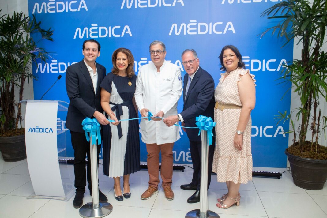 Corte de cinta Miguel A. Lama, Mercedes Carmen Capellán, Manuel Jacinto Lora Perelló, Marcel Morel y Laurina Rodríguez