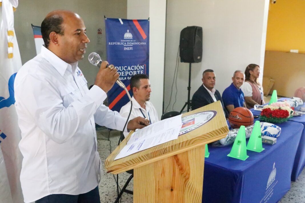 El maestro de ajedrez, Braulio Ramírez, en representación del director ejecutivo del INEFI, Alberto Rodríguez Mella, se dirige a los dirigentes y alumnos del Politécnico Ruth E. Aybar, en Bonao