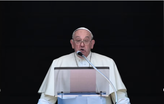 El papa Francisco habla desde una ventana del Vaticano durante el rezo dominical, el 14 de abril de 2024.