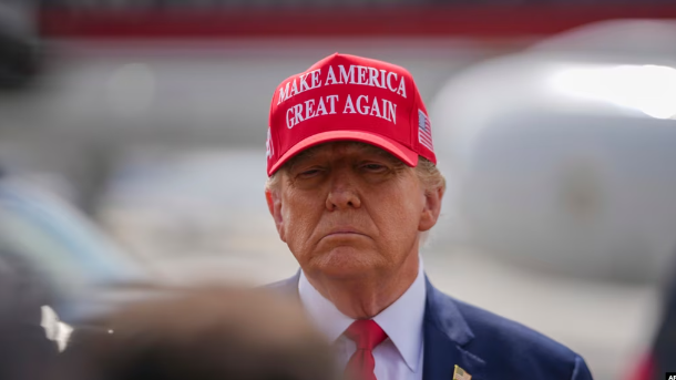 El precandidato republicano a la presidencia, el expresidente Donald Trump, habla con reporteros el 10 de abril de 2024, tras aterrizar en Atlanta.