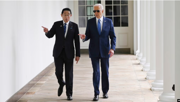El presidente Joe Biden y el primer ministro japonés, Fumio Kishida, caminan por la columnata de la Casa Blanca después de una ceremonia de llegada del Estado, el 10 de abril de 2024, en Washington.