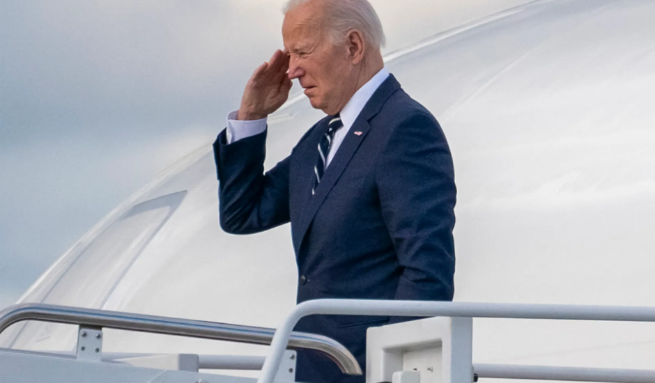 El presidente de EE.UU., Joe Biden, aborda el Air Force One, el 12 de abril de 2024. EFE - Ken Cedeno - Pool