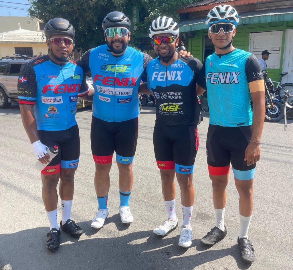 Parte de los integrantes del team Fénix-La Bicicletería que corre en el Campeonato de Ciclismo Máster del Cibao (CIMACI 2024). Desde la izquierda, Scarlyn Rodríguez, Orlando Almonte, Marcos Olivo y Luis Guridy