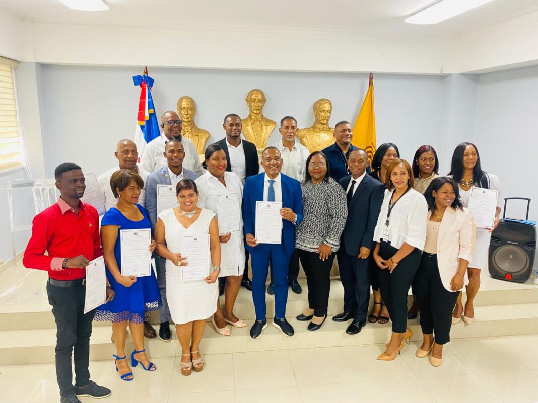 Braulio Ramírez, profesor de ajedrez del INEFI, entregó utilería deportiva en el Politécnico Ruth E. Aybar, en Bonao