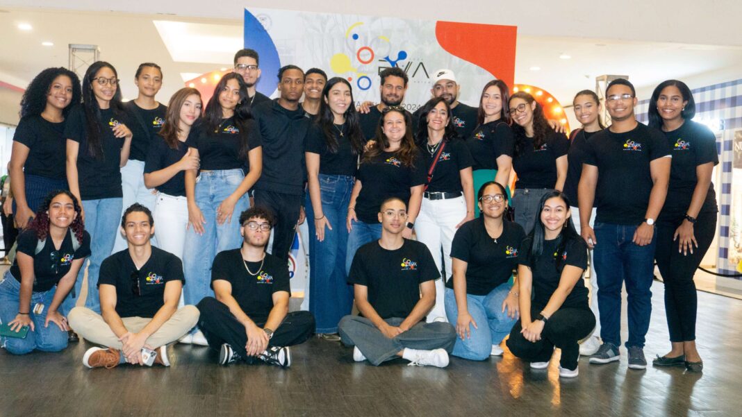 Los estudiantes que participan en el proyecto Eva junto a su coordinadora, Tania Fermín.
