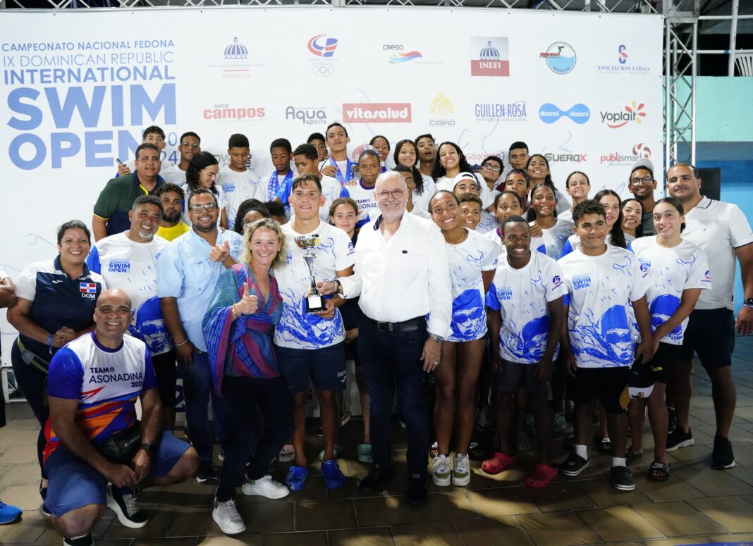 Nadadores de la Asociación del Distrito reciben el trofeo de campeones del IX Dominican Republic International Swim Open & Campeonato Nacional.