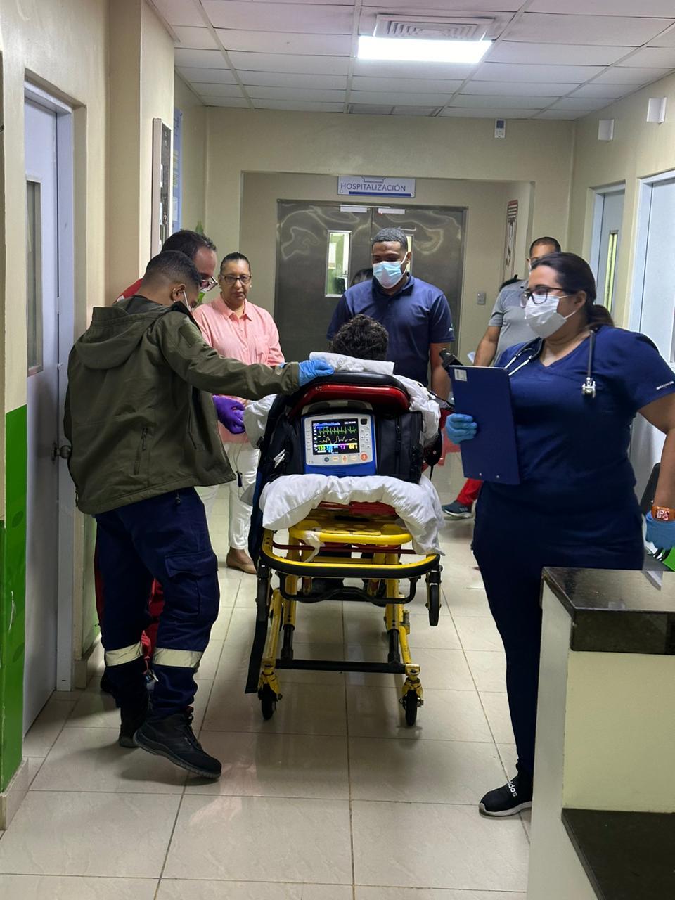 SNS informó adolescente de 15 años quemado en carnaval de Salcedo fue trasladado a Boston por gestión del Hospital Robert Reid Cabral