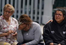 Fuerte sismo estremece frontera entre México y Guatemala ARCHIVO: Personas reunidas en la calle luego de un terremoto de magnitud 76 en la Ciudad de Mexico el lunes 19 de septiembre de 2022