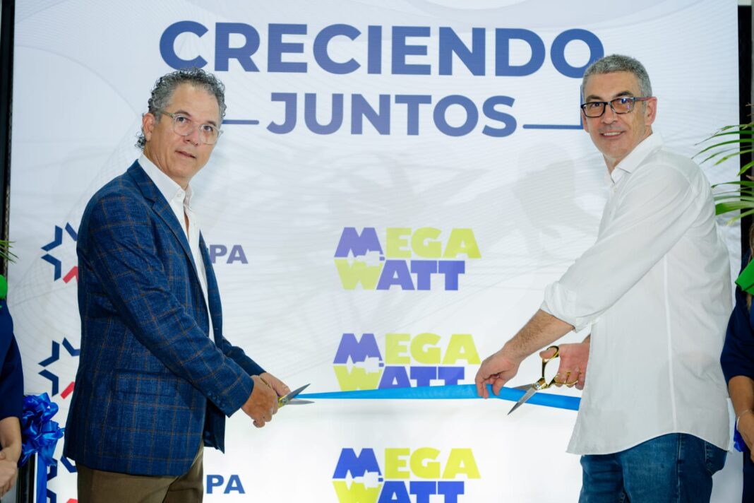 Ejecutivos cortan la cinta de apertura de MEGAWATT