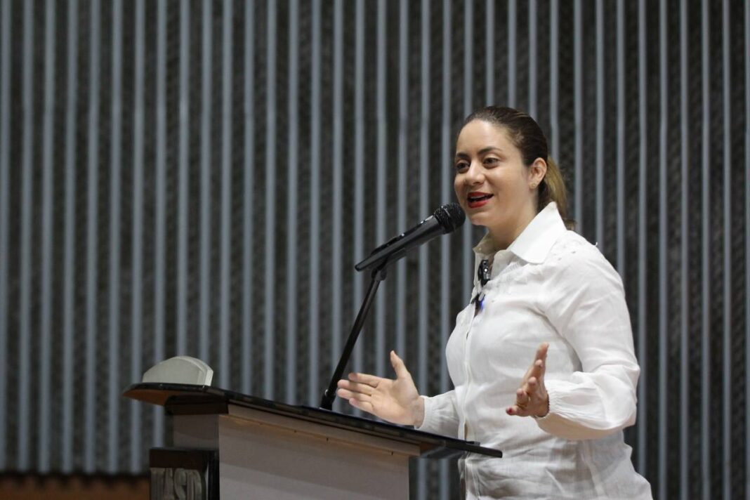 Gloria Reyes durante su intervención en el acto de graduación de Clubes de Chicas de Santo Domingo Norte, celebrado en la UASD
