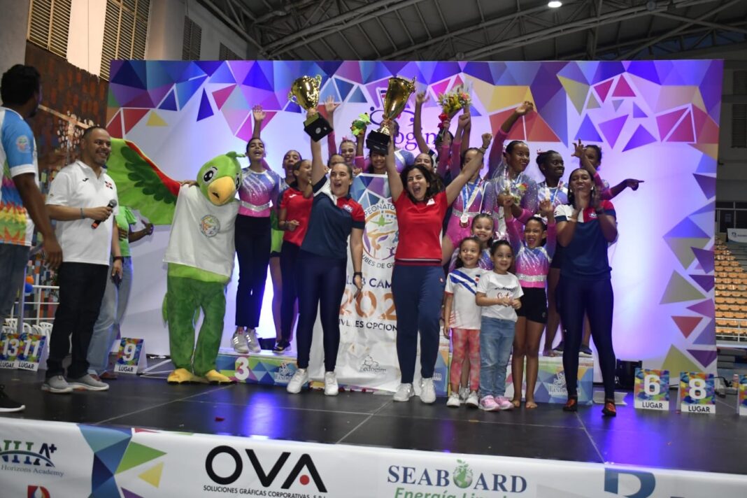 Ing. Edwin Rodríguez Presidente de la Federación Dominicana de Gimnasia junto a Equipo técnico de TKG y algunas de sus atletas