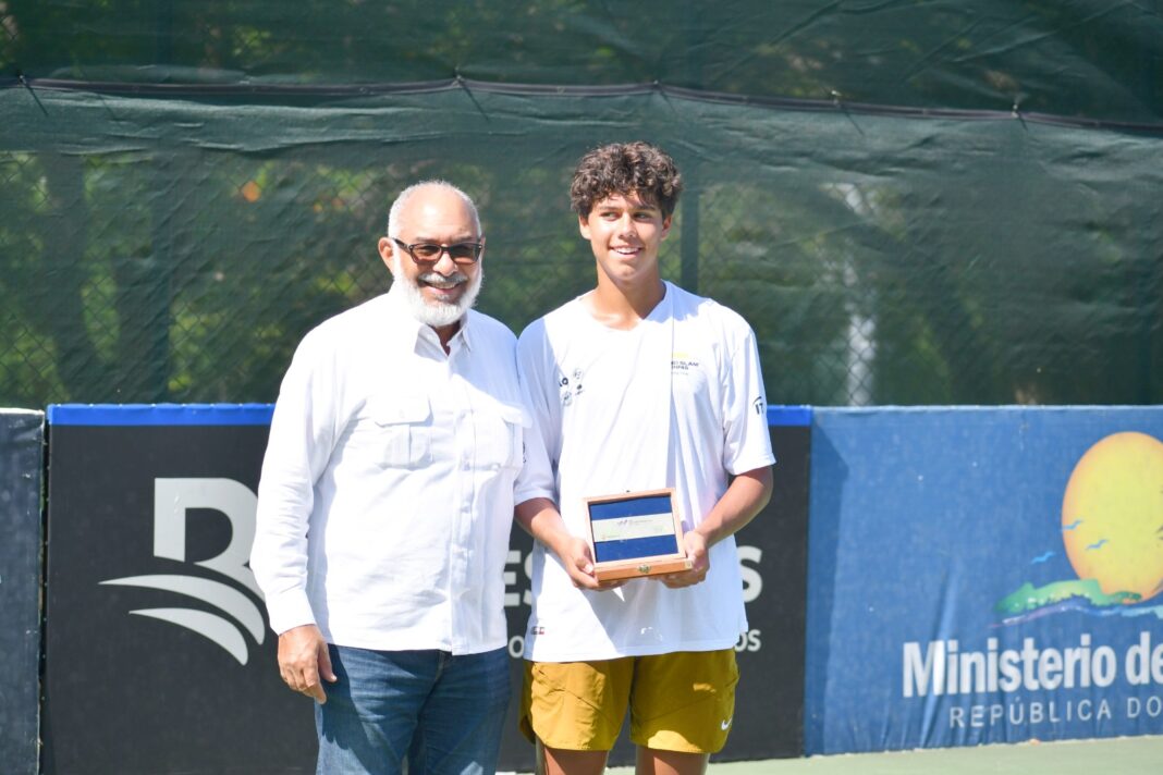 Yannik Álvarez, campeón de sencillos premiado por Persio Maldonado (1)