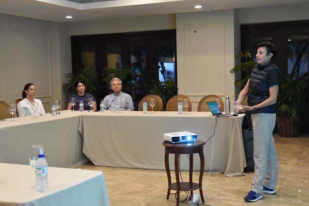 Cecilia Ancalmo La Oficial de la ITF Cecilia Ancalmo al momento de hablar con los padres de los tenistas del Santo Domingo Country Club