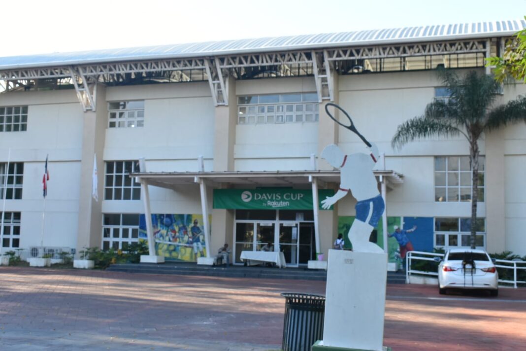 Fachada del Centro Nacional de Tenis del Parque del Este