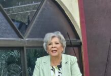 Pide a los egresados de Europa del Este servir a las necesidades de la sociedad