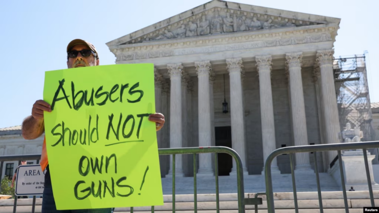 Supremo de EEUU ratifica prohibición federal de portar armas a acusados de violencia doméstica