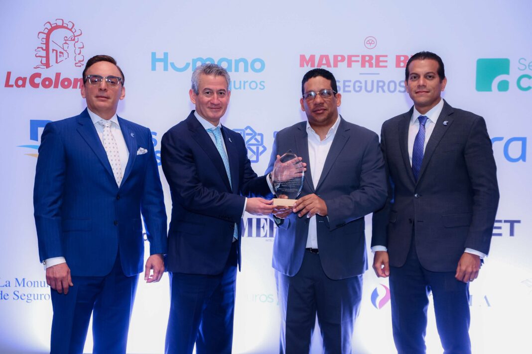 Luego de exponer en el evento, el director de Contrataciones Públicas Carlos Pimentel, recibe un reconocimiento de parte de James García, Luis Manuel Aguiló y Franklin Glass, directivos de CADOAR.