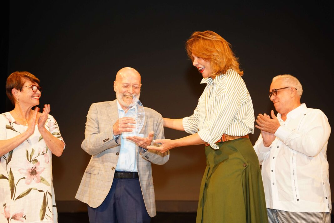 Ministra de cultura entrega el premio a Eduardo Villanueva