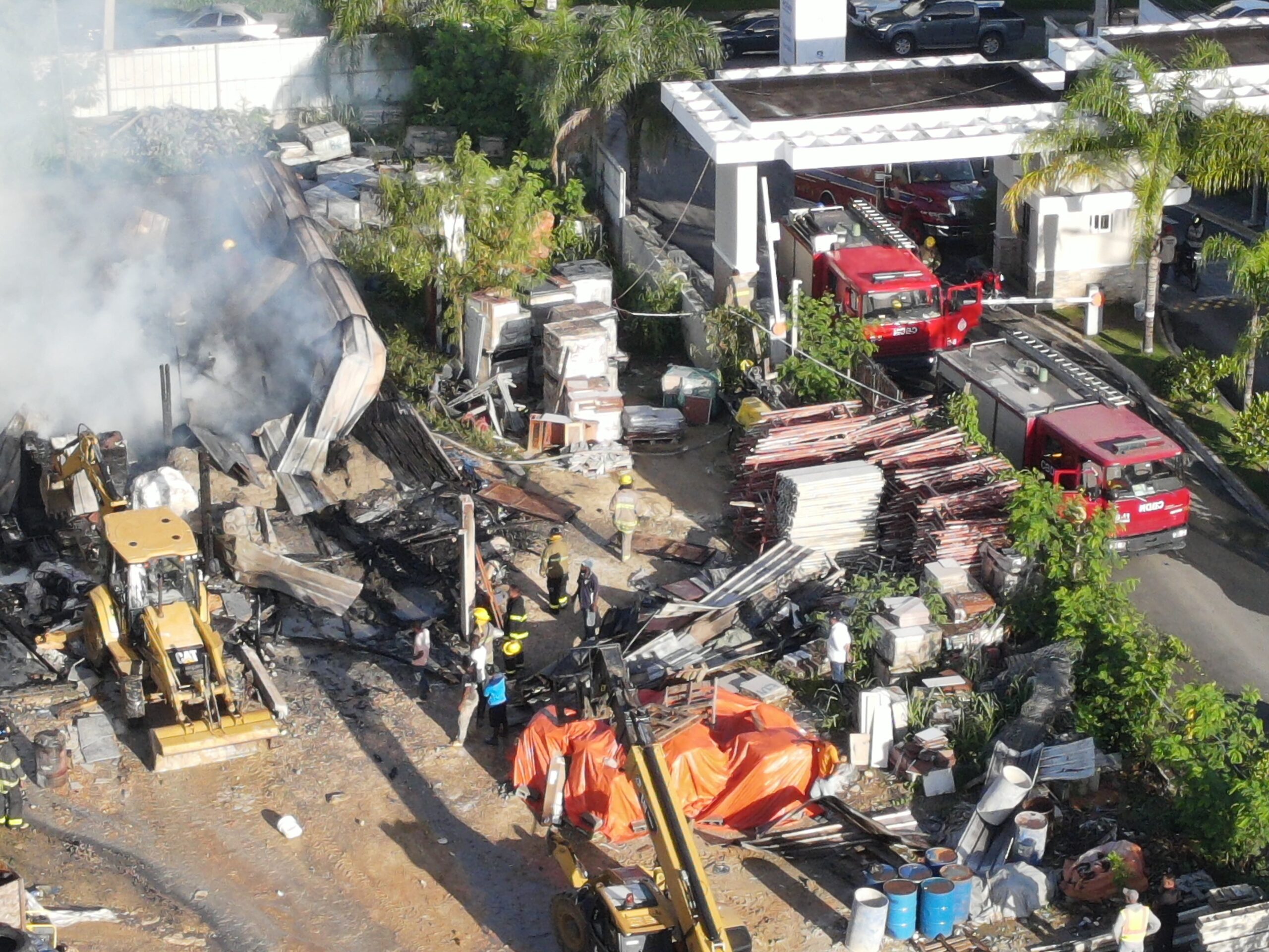 Sistema 911 coordina asistencia en incendio de almacén constructora en Altos de Arroyo Hondo, DN