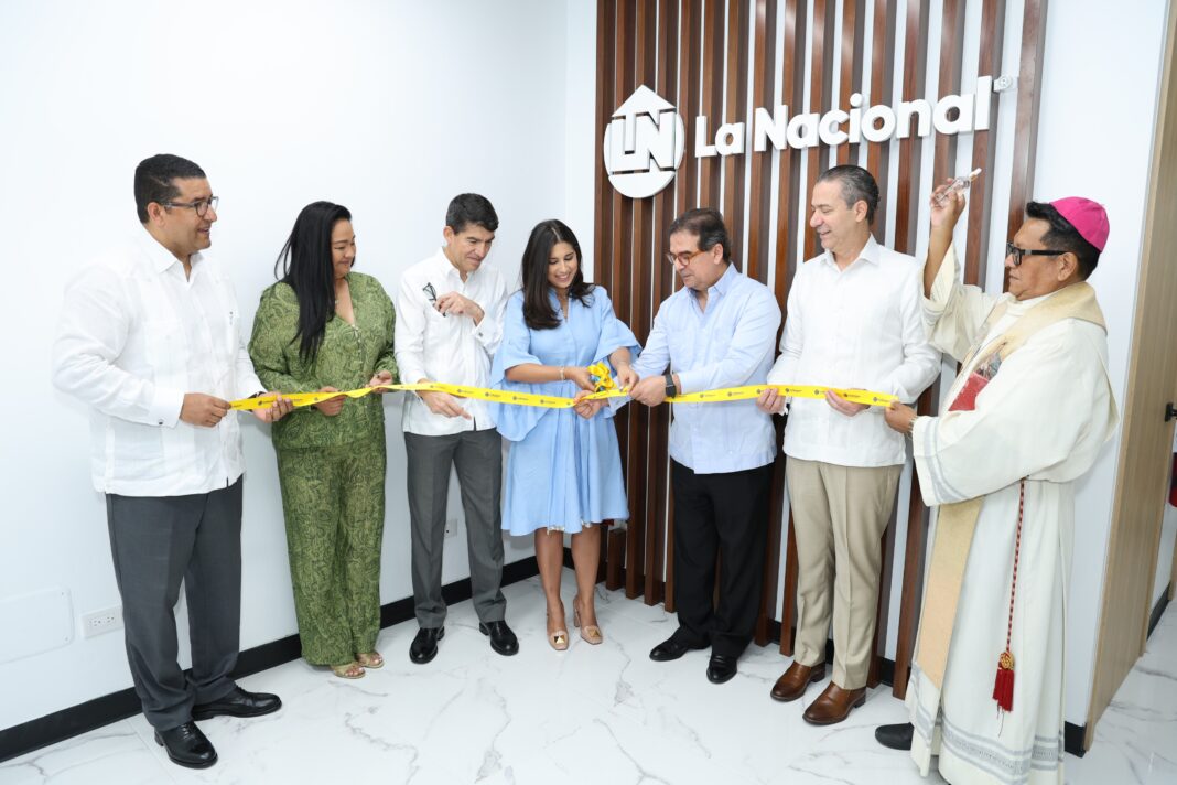 Bendición y corte de cinta durante la inauguración del Centro Empresarial de La Nacional y Fiduciaria La Nacional en Punta Cana